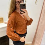 Chemise CHO60W26 Lola Espeleta cuivre – vue portée de trois quarts avec manches longues