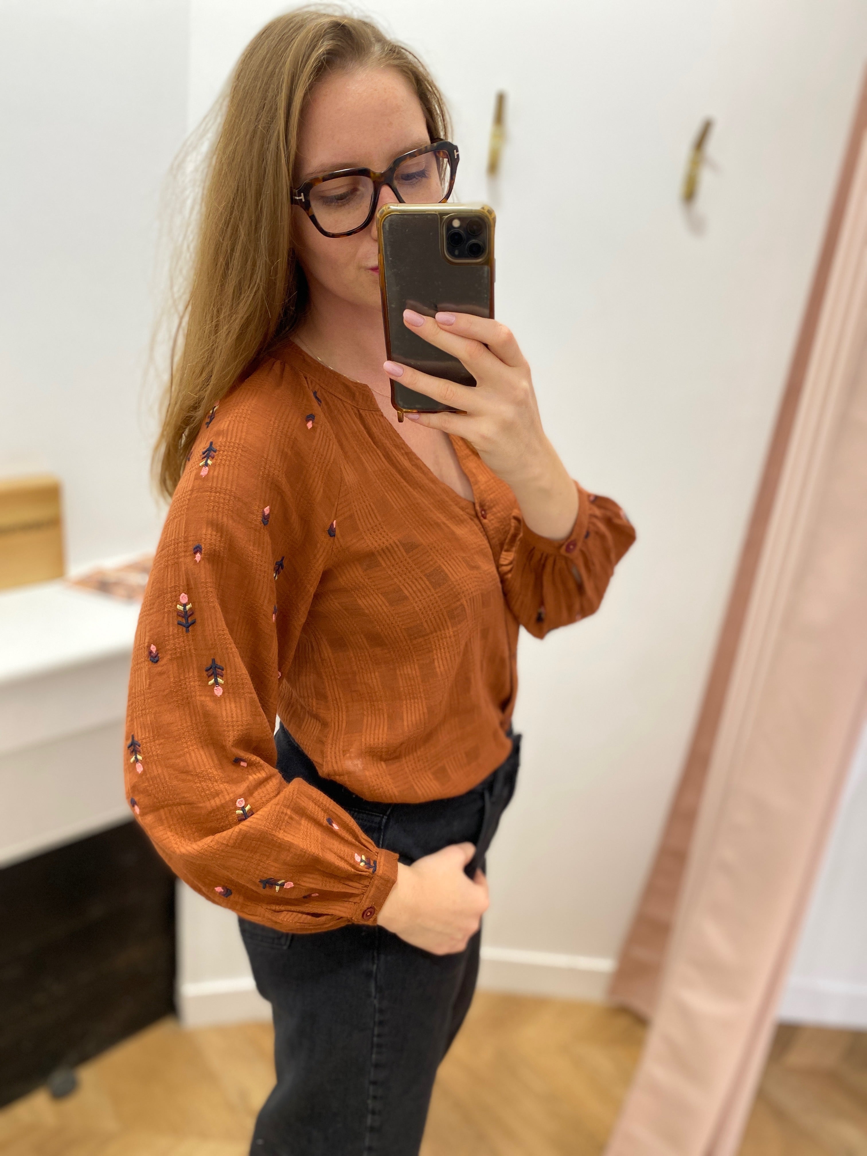 Chemise CHO60W26 Lola Espeleta cuivre – vue portée de trois quarts avec manches longues