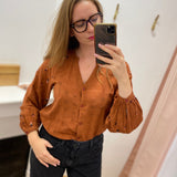Chemise brodée CHO60W26 Lola Espeleta cuivre – vue portée de face avec col en V et boutons