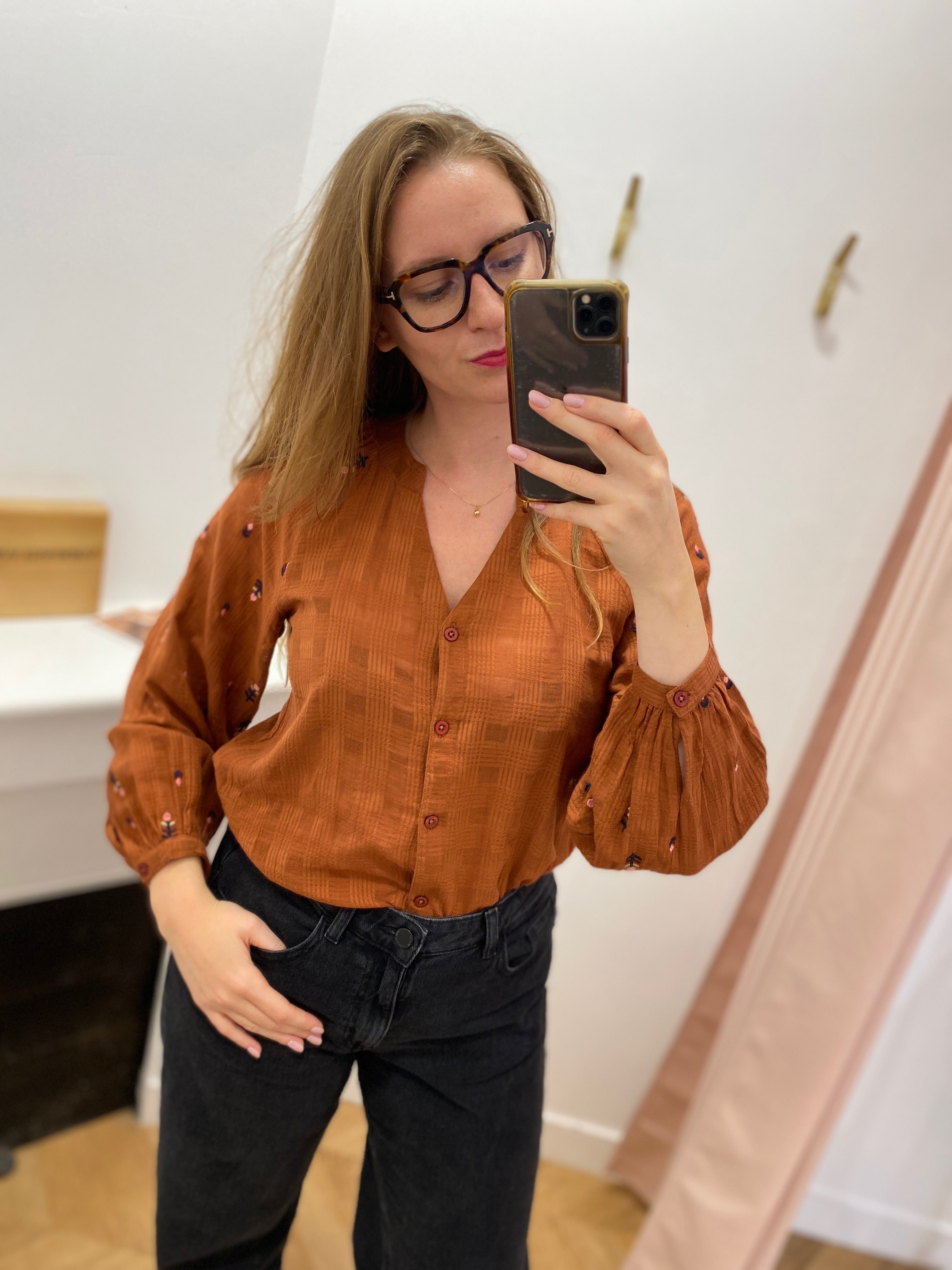 Chemise brodée CHO60W26 Lola Espeleta cuivre – vue portée de face avec col en V et boutons