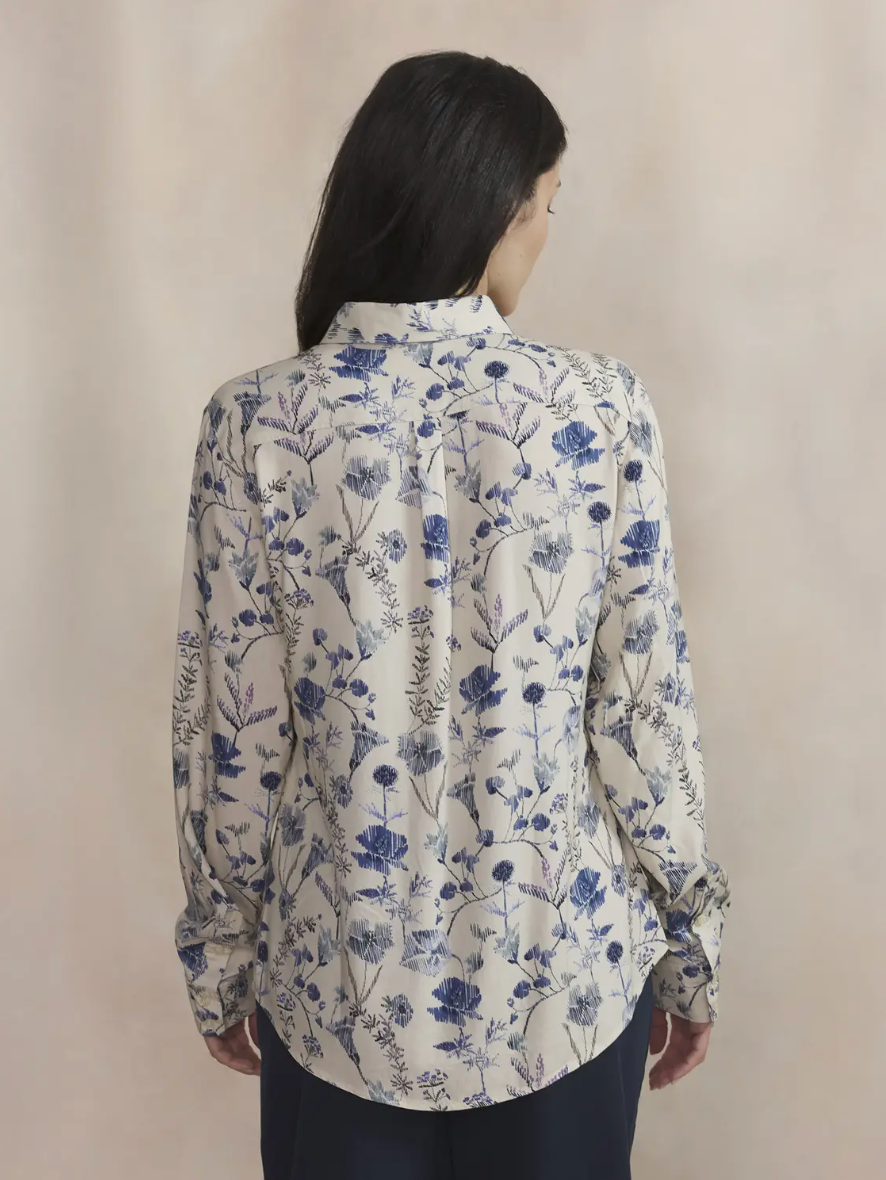 Chemise Noemache TBS à imprimé floral bleu sur fond beige portée de dos