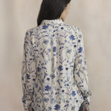 Chemise Noemache TBS à imprimé floral bleu sur fond beige portée de dos