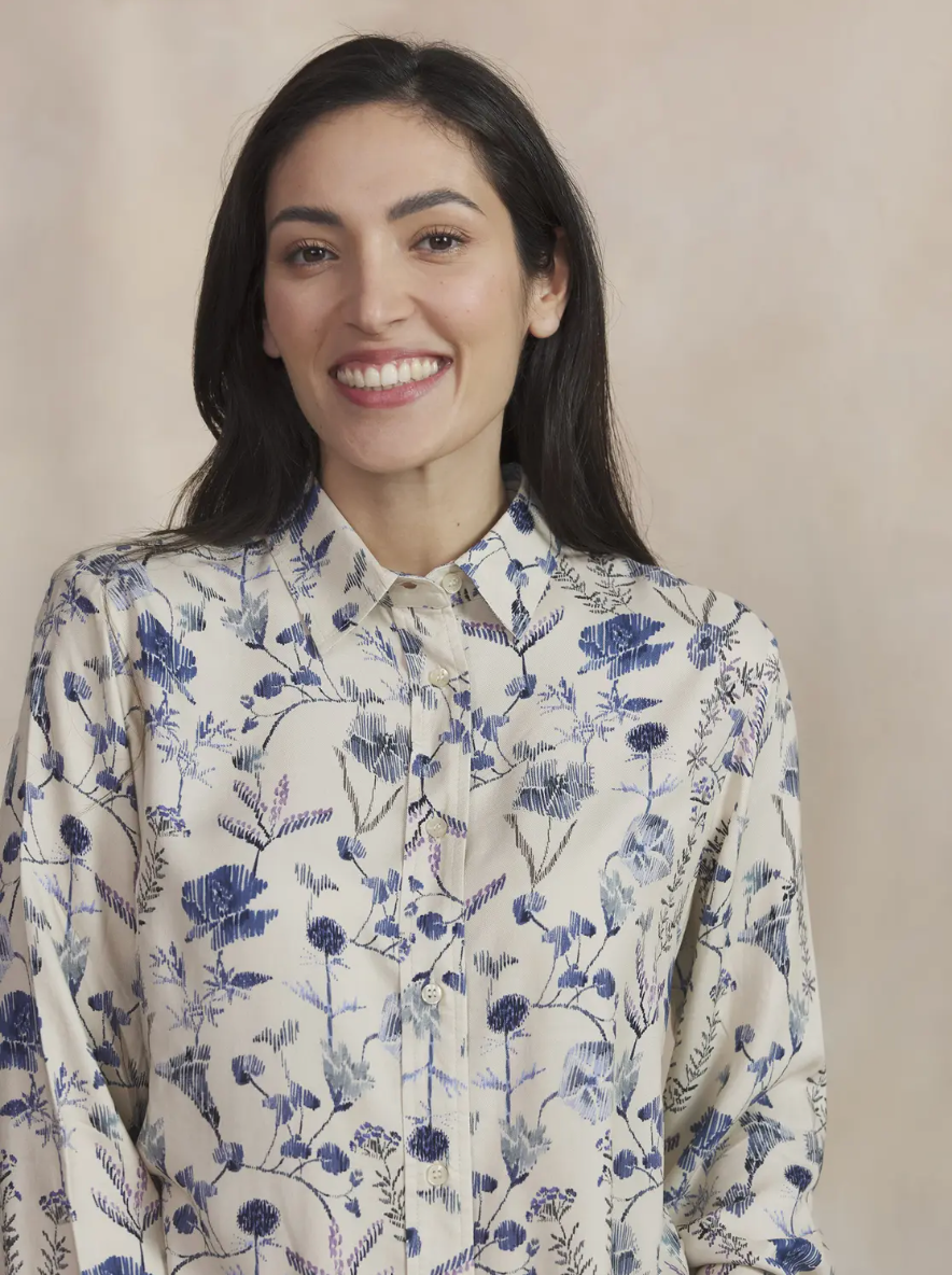 Détail du col boutonné de la chemise fleurie Noemache TBS beige et bleue