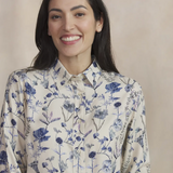 Détail du col boutonné de la chemise fleurie Noemache TBS beige et bleue