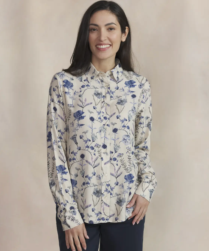 Chemise femme Noemache TBS beige à fleurs bleues portée de face