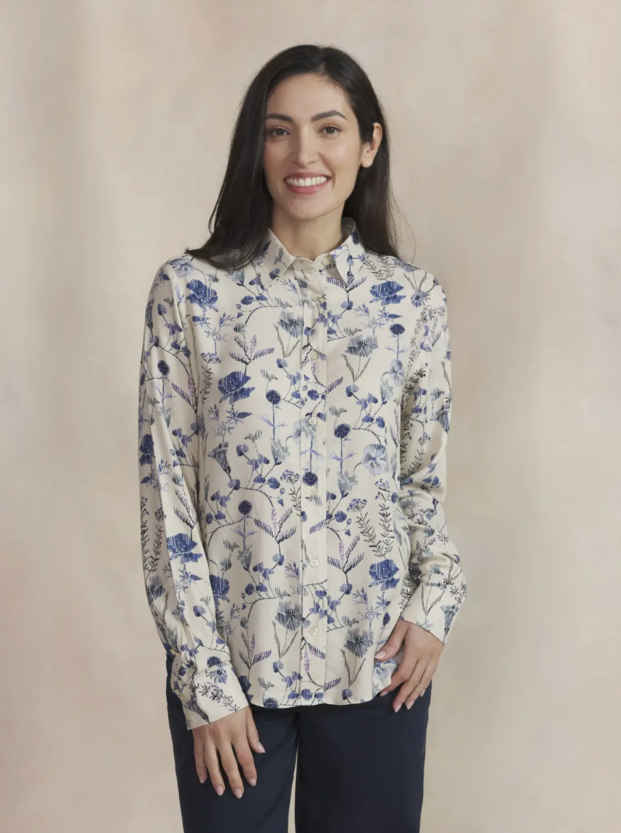Chemise femme Noemache TBS beige à fleurs bleues portée de face