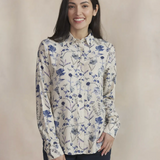 Chemise femme Noemache TBS beige à fleurs bleues portée de face