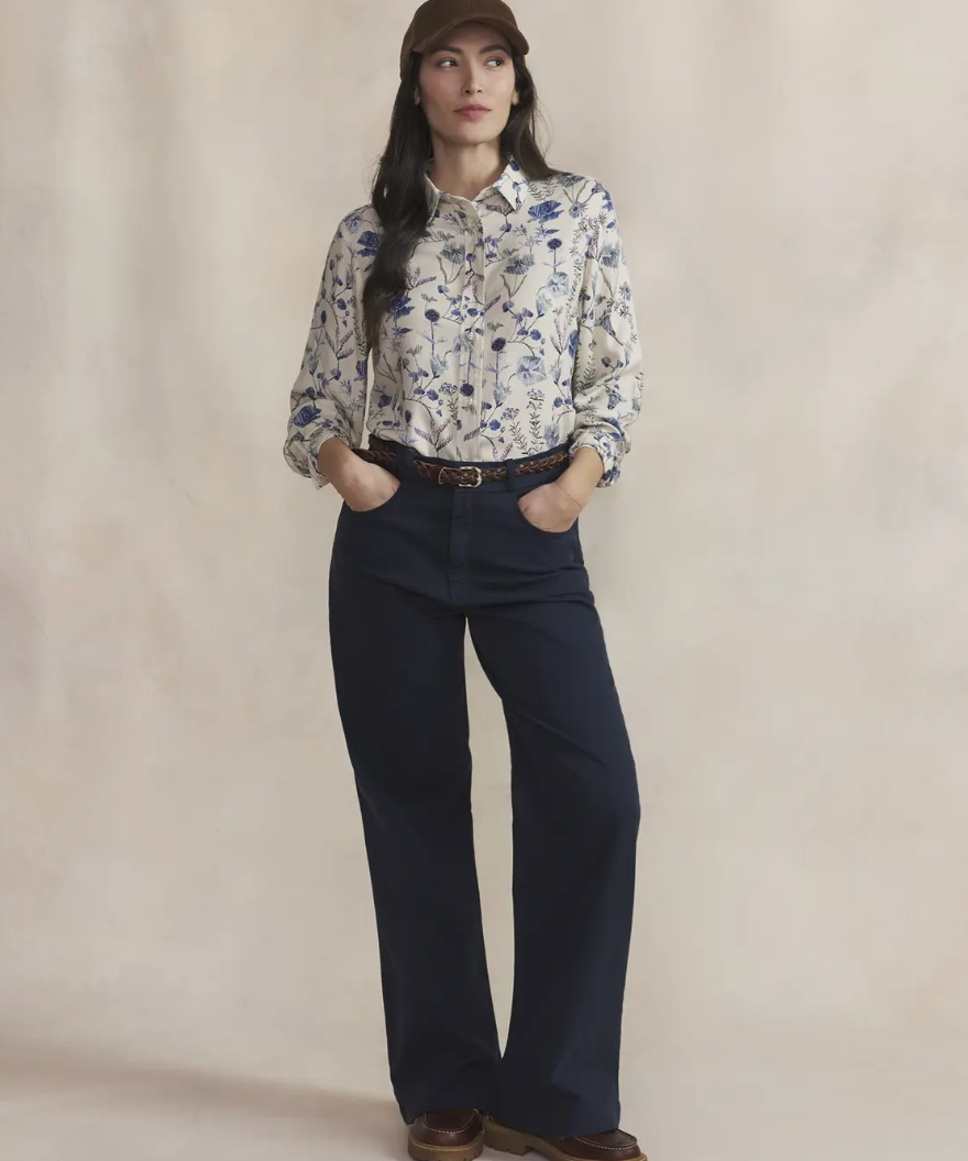 Chemise fleurie Noemache TBS portée avec pantalon large marine et ceinture