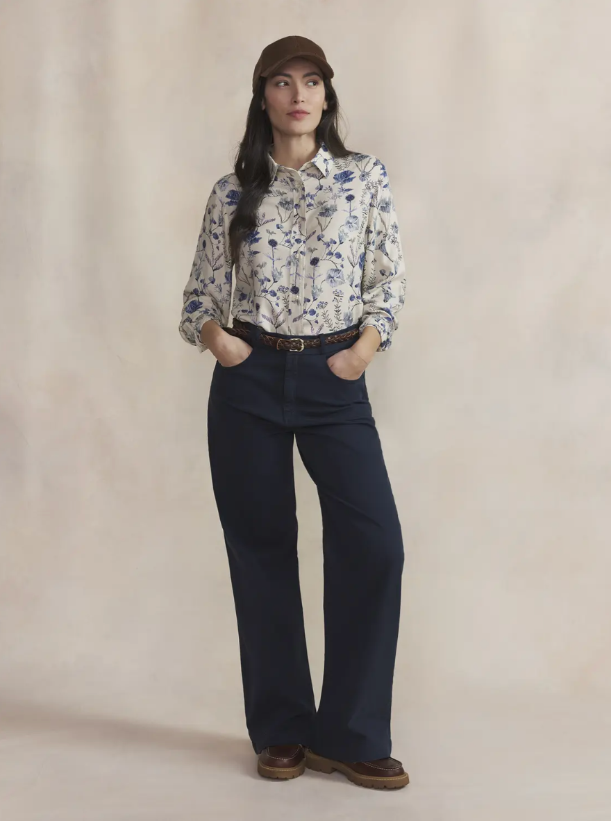 Chemise fleurie Noemache TBS portée avec pantalon large marine et ceinture