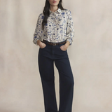 Chemise fleurie Noemache TBS portée avec pantalon large marine et ceinture