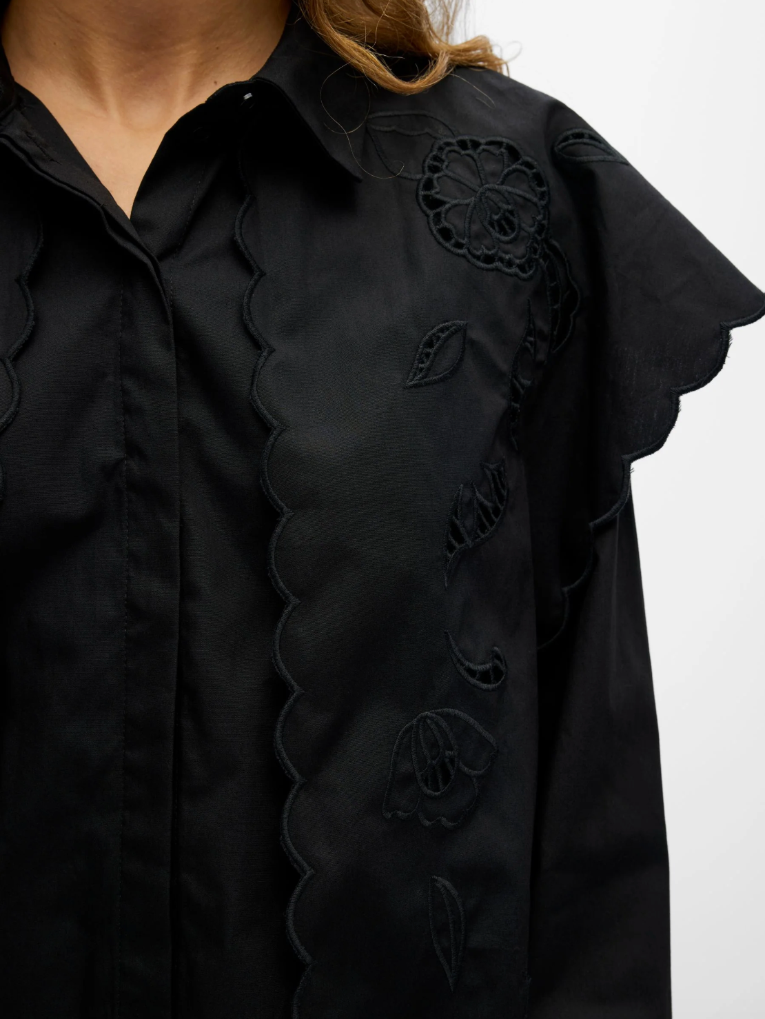 Chemise OBJESTA OBJECT noire – détail broderies florales ajourées et bords festonnés