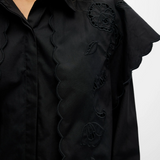 Chemise OBJESTA OBJECT noire – détail broderies florales ajourées et bords festonnés