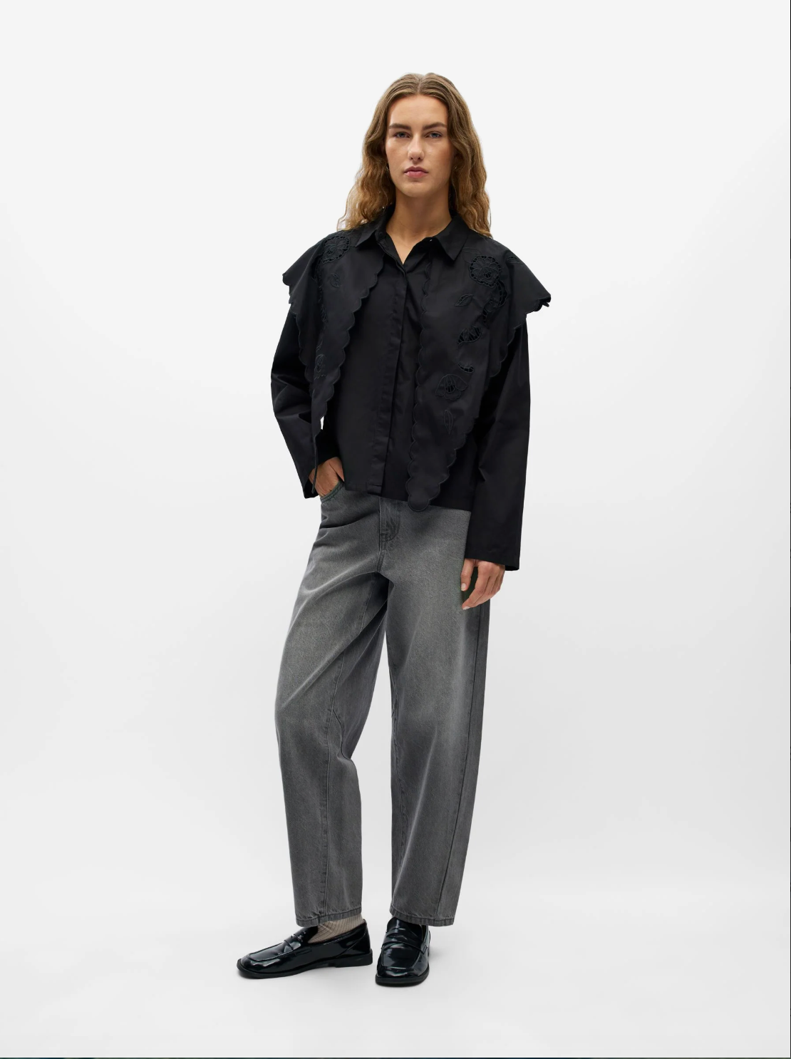 Chemise OBJESTA OBJECT noire – portée de face avec jean gris