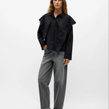 Chemise OBJESTA OBJECT noire – portée de face avec jean gris