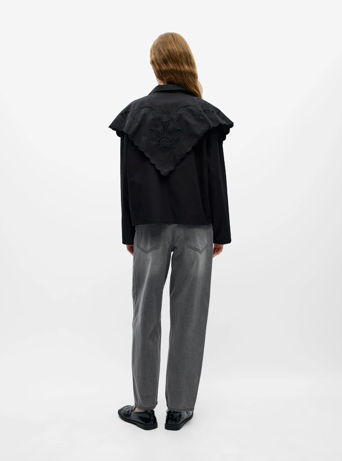 Chemise OBJESTA OBJECT noire – portée de dos et détail empiècement brodé