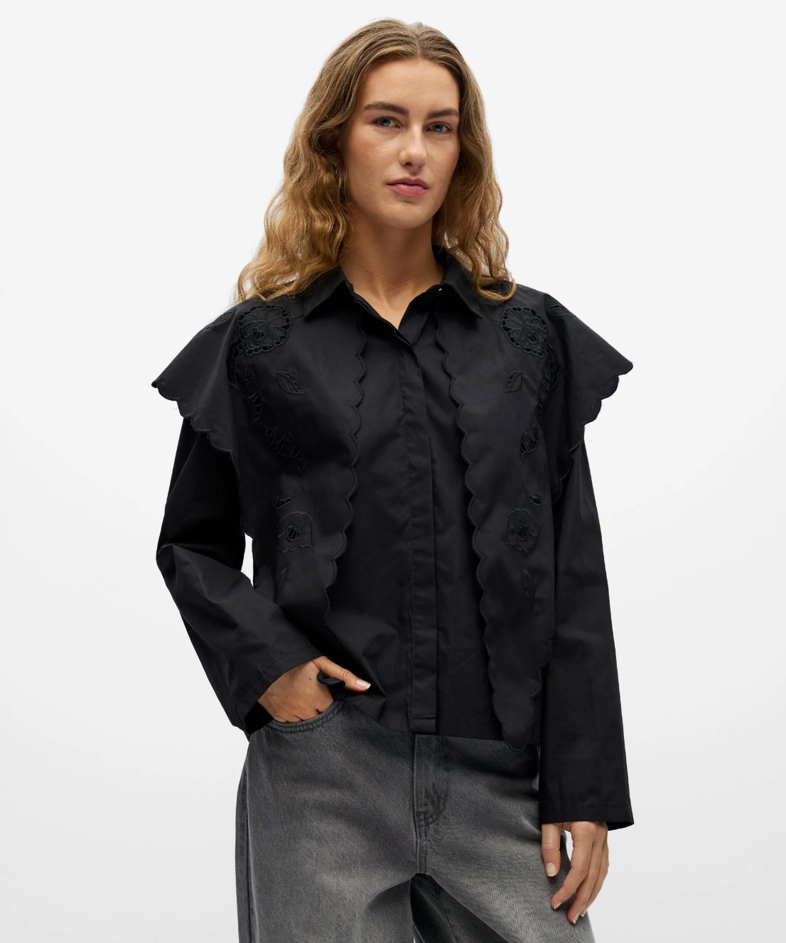 Chemise OBJESTA OBJECT noire – détail porté de face des broderies festonnées