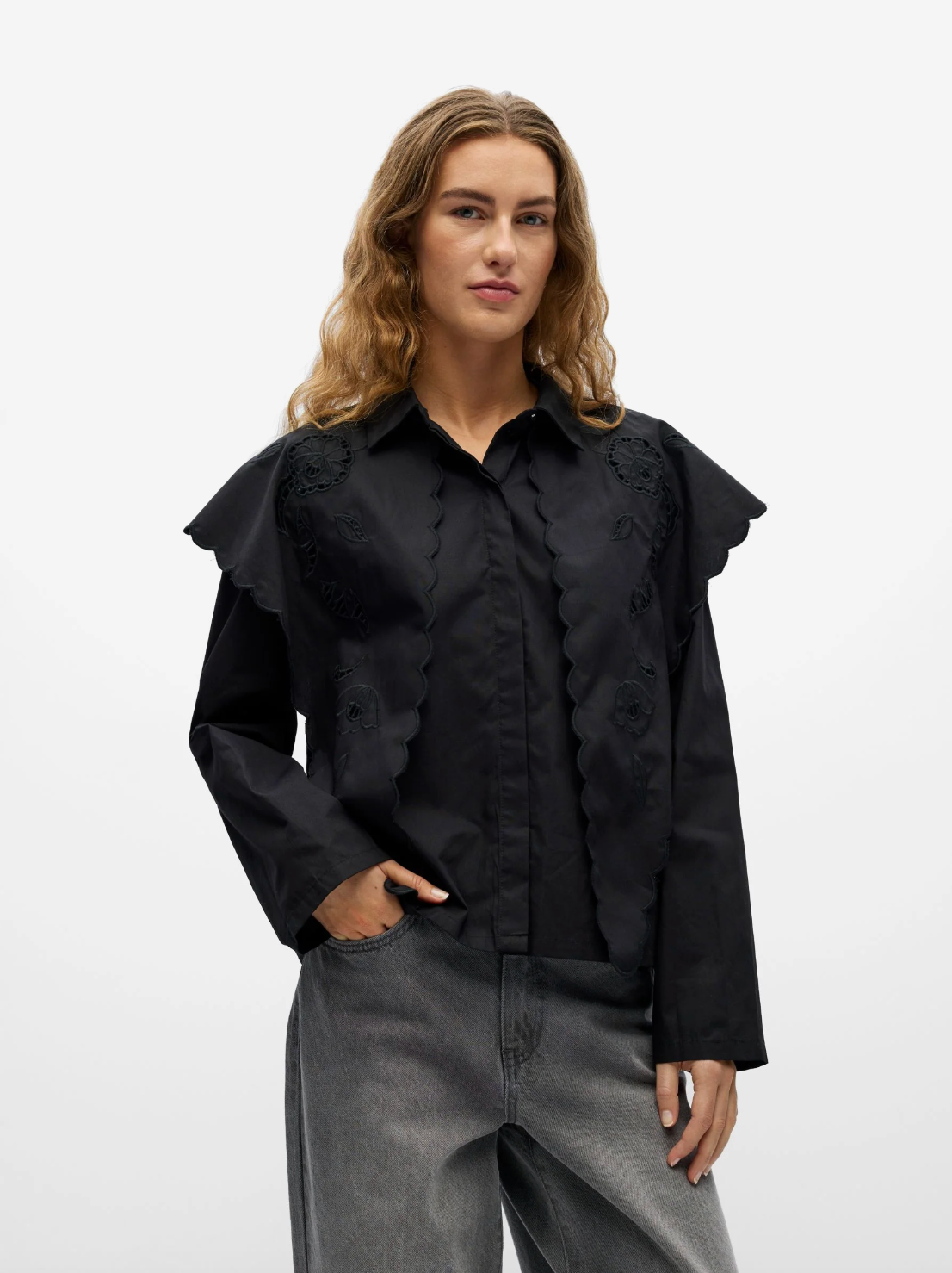 Chemise OBJESTA OBJECT noire – détail porté de face des broderies festonnées