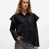 Chemise OBJESTA OBJECT noire – détail porté de face des broderies festonnées