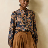 Mannequin portant la chemise imprimé cachemire bleu encre Getanoa LA FÉE MARABOUTÉE avec un pantalon en velours côtelé camel
