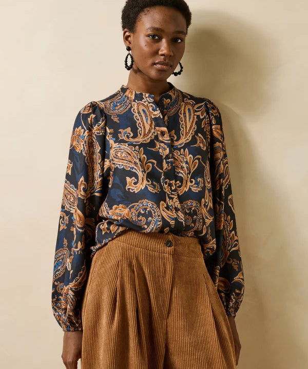 Mannequin portant la chemise imprimé cachemire bleu encre Getanoa LA FÉE MARABOUTÉE avec un pantalon en velours côtelé camel