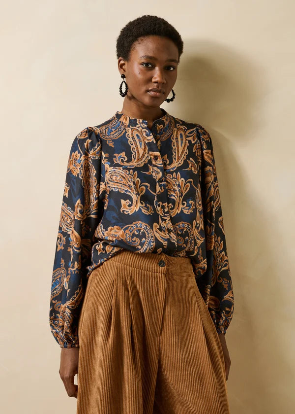 Mannequin portant la chemise imprimé cachemire bleu encre Getanoa LA FÉE MARABOUTÉE avec un pantalon en velours côtelé camel