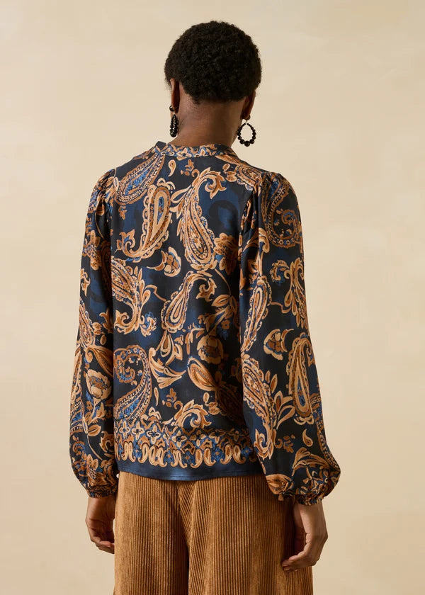 Vue de dos de la chemise imprimé cachemire Getanoa bleu encre LA FÉE MARABOUTÉE