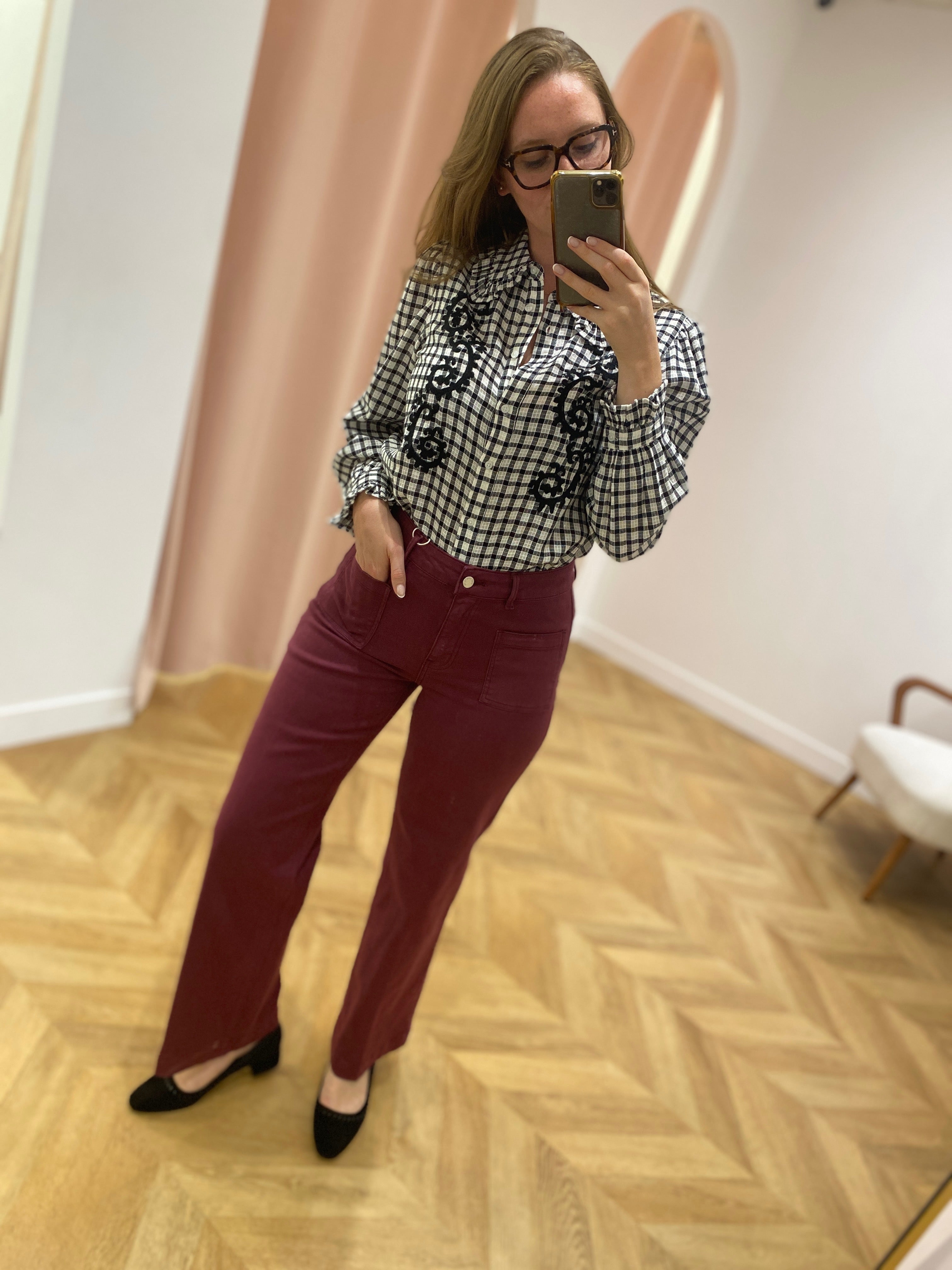 Chemisier Hotel Boho C'est Beau La Vie à carreaux noir et écru – porté avec pantalon bordeaux