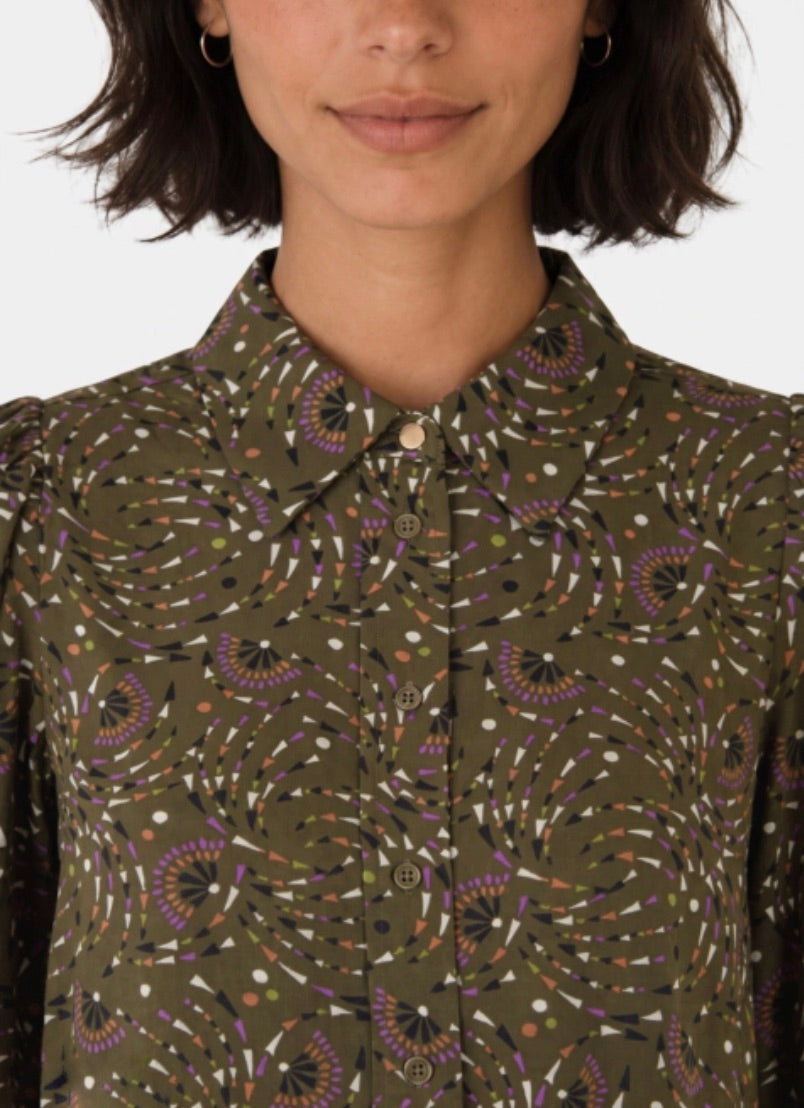 Chemisier Boho Lola Espeleta vert – détail col et imprimé bohème