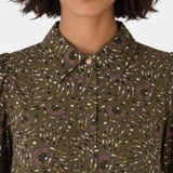 Chemisier Boho Lola Espeleta vert – détail col et imprimé bohème