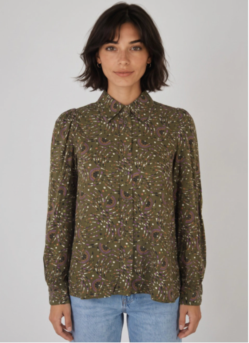 Chemisier Boho Lola Espeleta vert – porté de face et détail des manches