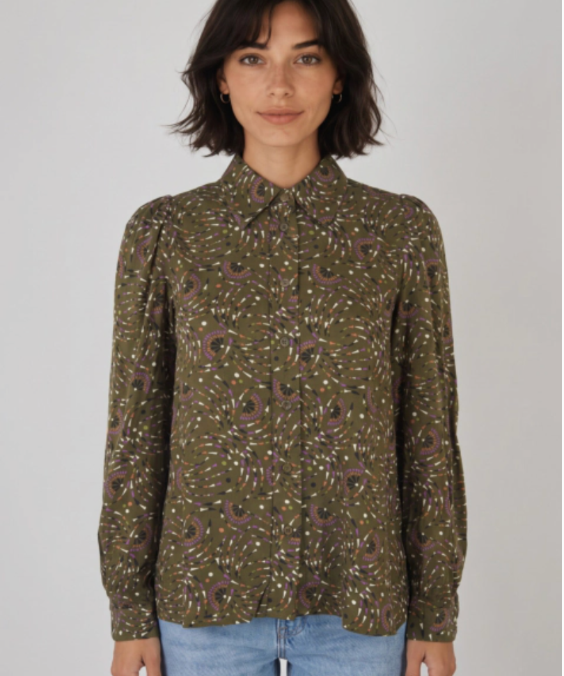 Chemisier Boho Lola Espeleta vert – porté de face et détail des manches