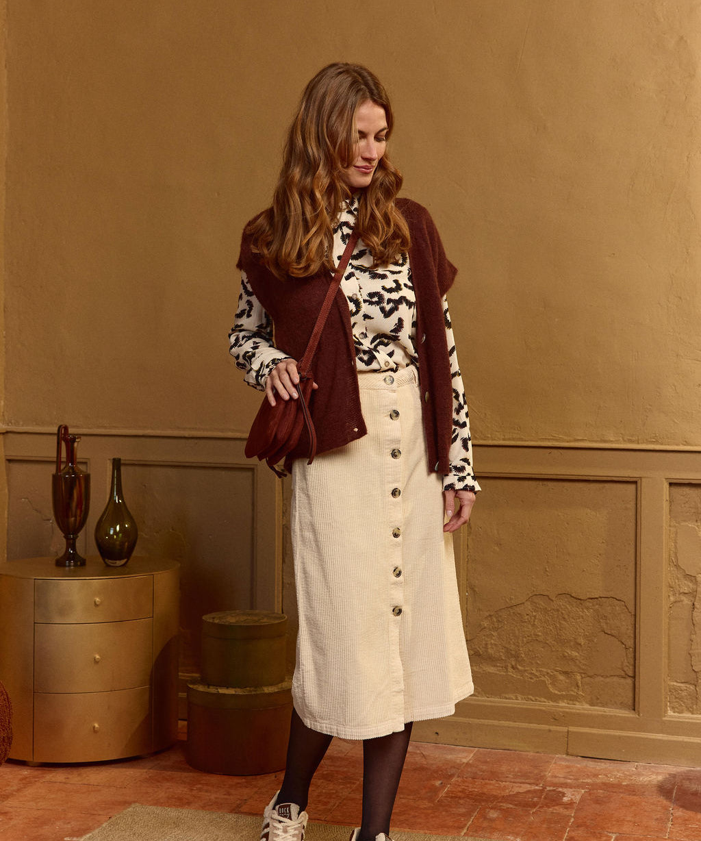 Chemisier Primitive Lola Espeleta ivoire – look avec gilet bordeaux et jupe longue écrue