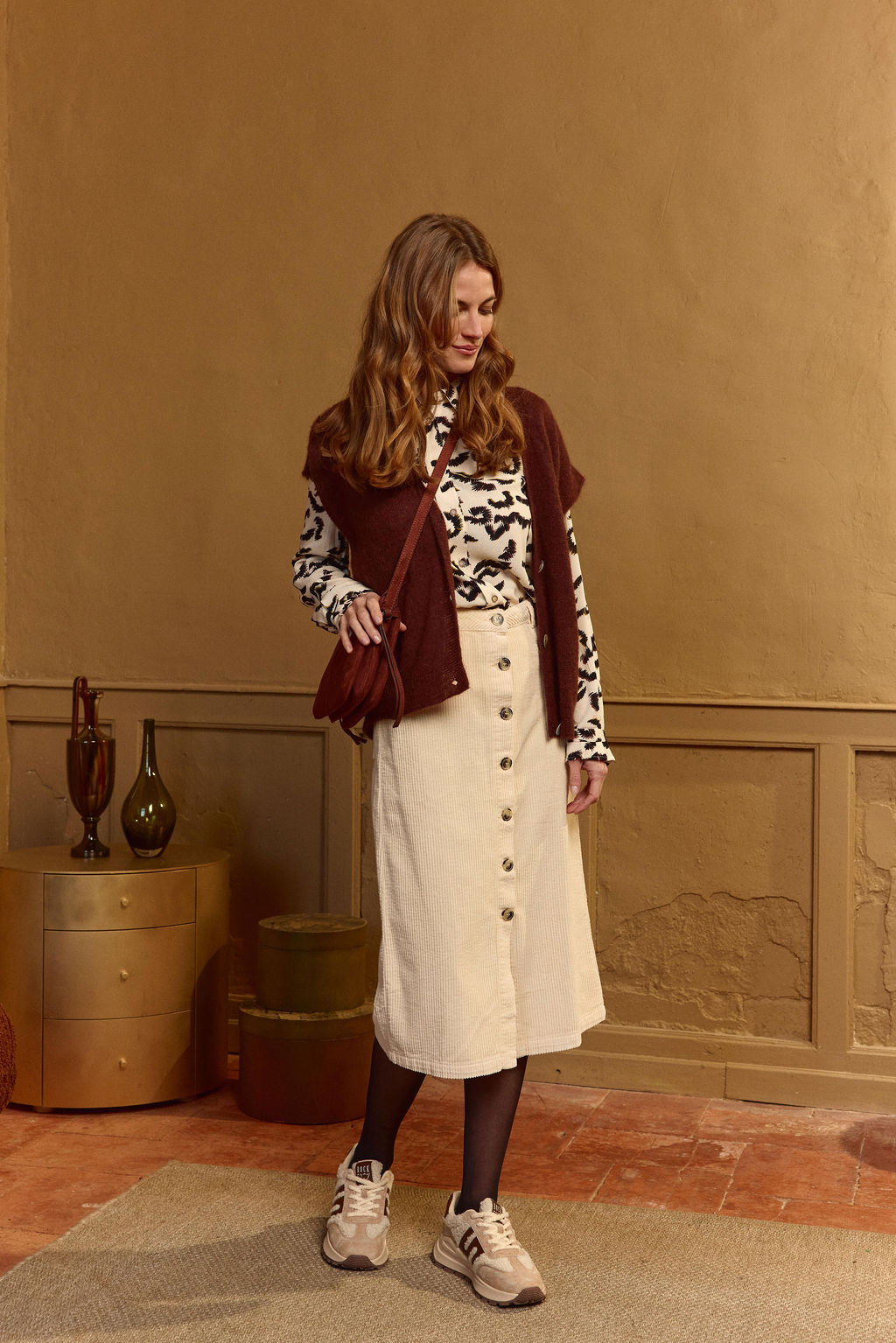 Chemisier Primitive Lola Espeleta ivoire – look avec gilet bordeaux et jupe longue écrue