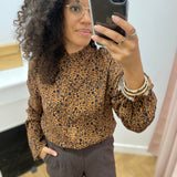 Chemise à imprimé floral C'EST BEAU LA VIE – portée de face, détail du col et du boutonnage