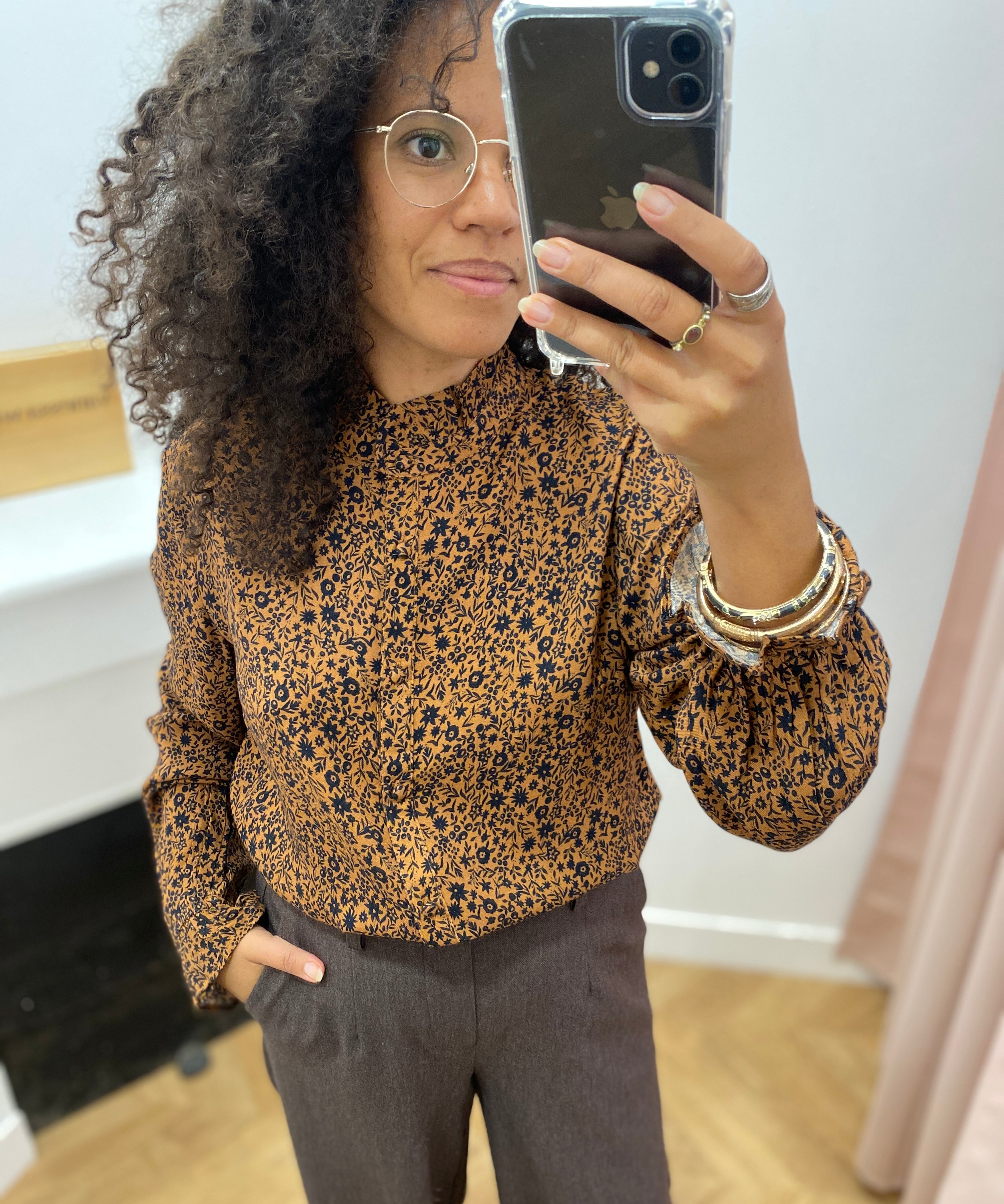 Chemise à imprimé floral C'EST BEAU LA VIE – portée de face, détail du col et du boutonnage