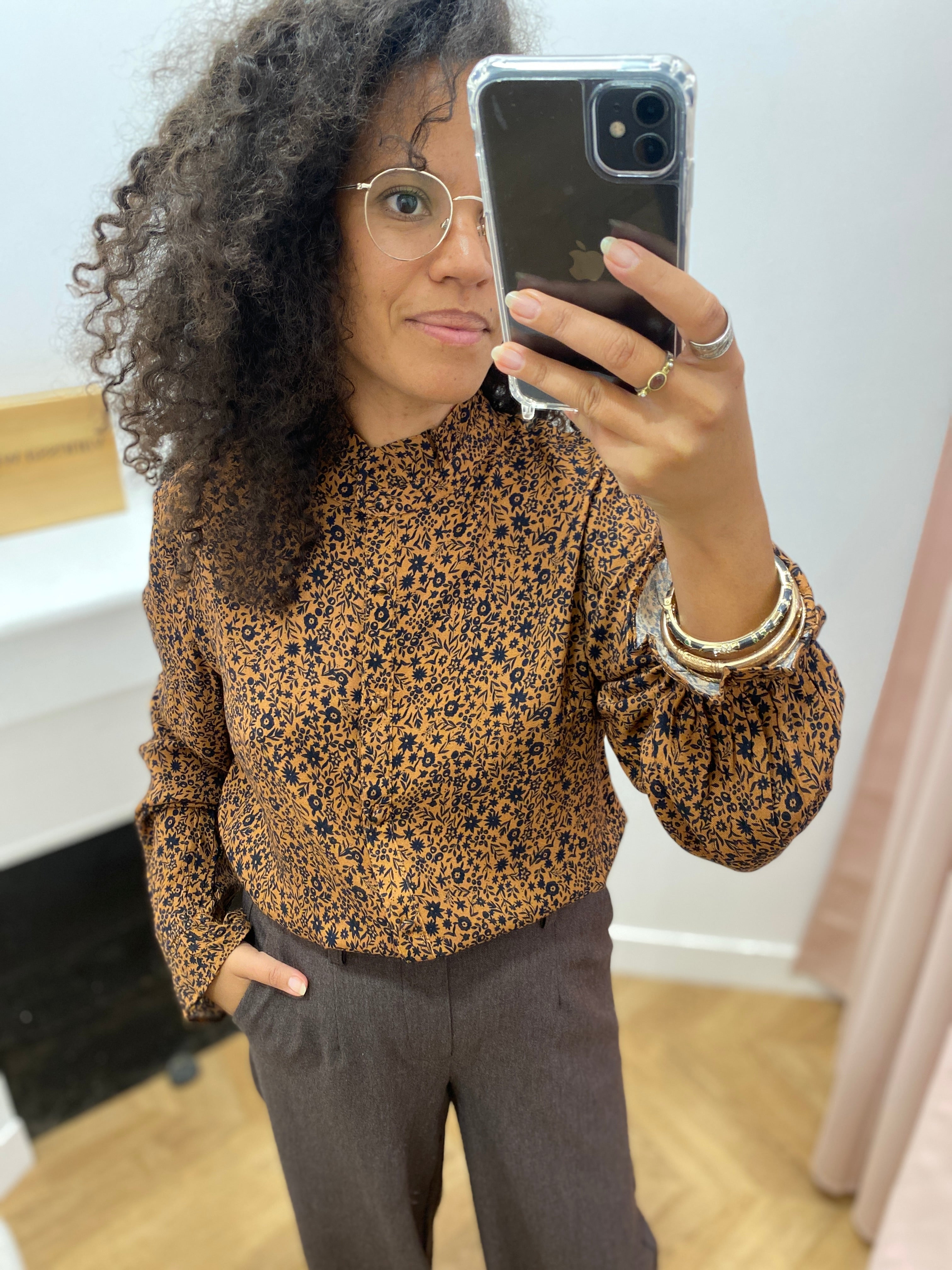 Chemise à imprimé floral C'EST BEAU LA VIE – portée de face, détail du col et du boutonnage