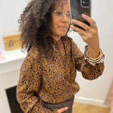 Chemise à imprimé floral C'EST BEAU LA VIE – détail des manches et de l’imprimé