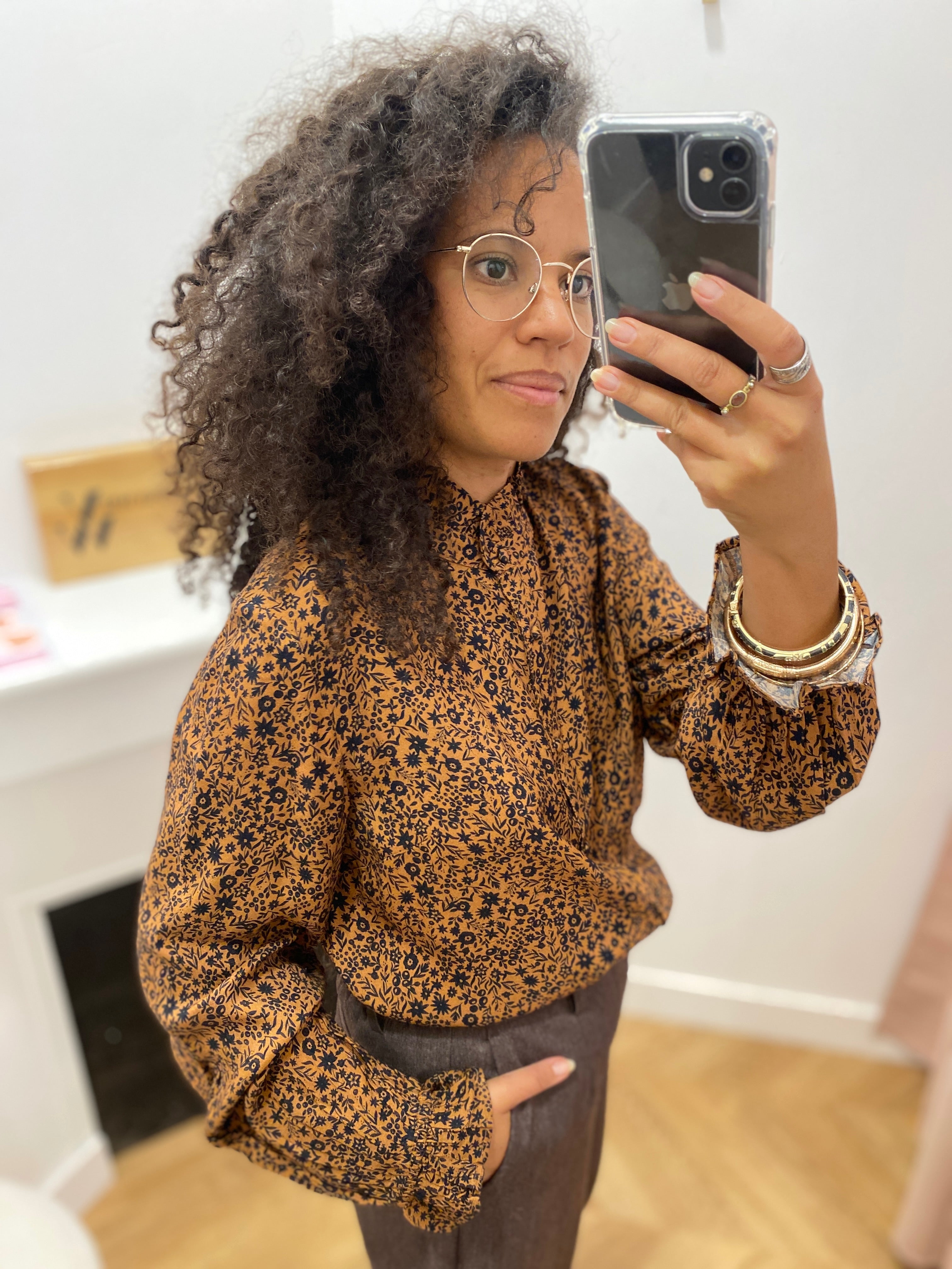 Chemise à imprimé floral C'EST BEAU LA VIE – détail des manches et de l’imprimé
