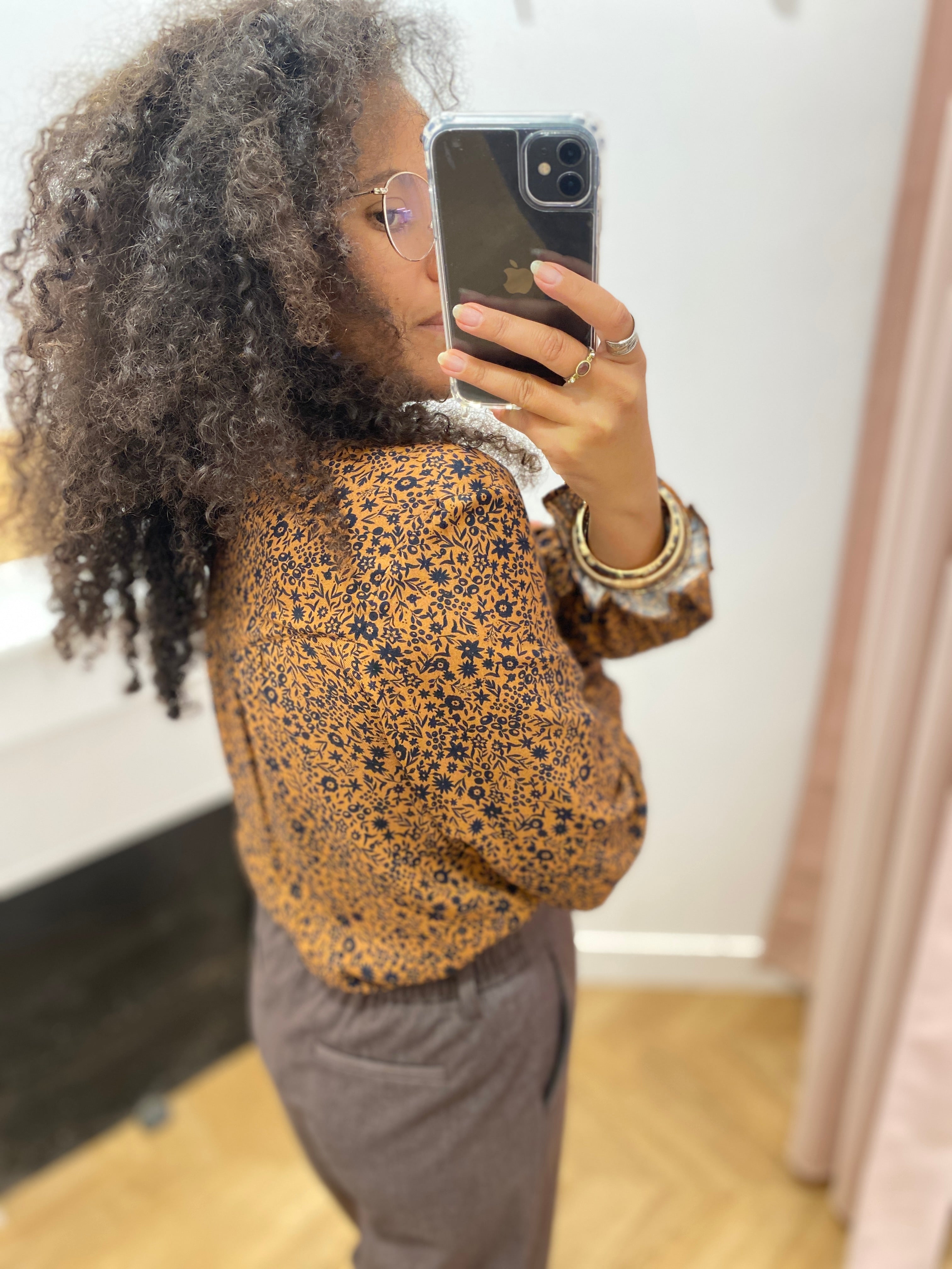 Chemise à imprimé floral C'EST BEAU LA VIE – vue portée de profil et de dos