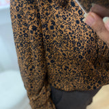 Chemise à imprimé floral C'EST BEAU LA VIE – gros plan sur le motif floral camel et bleu marine
