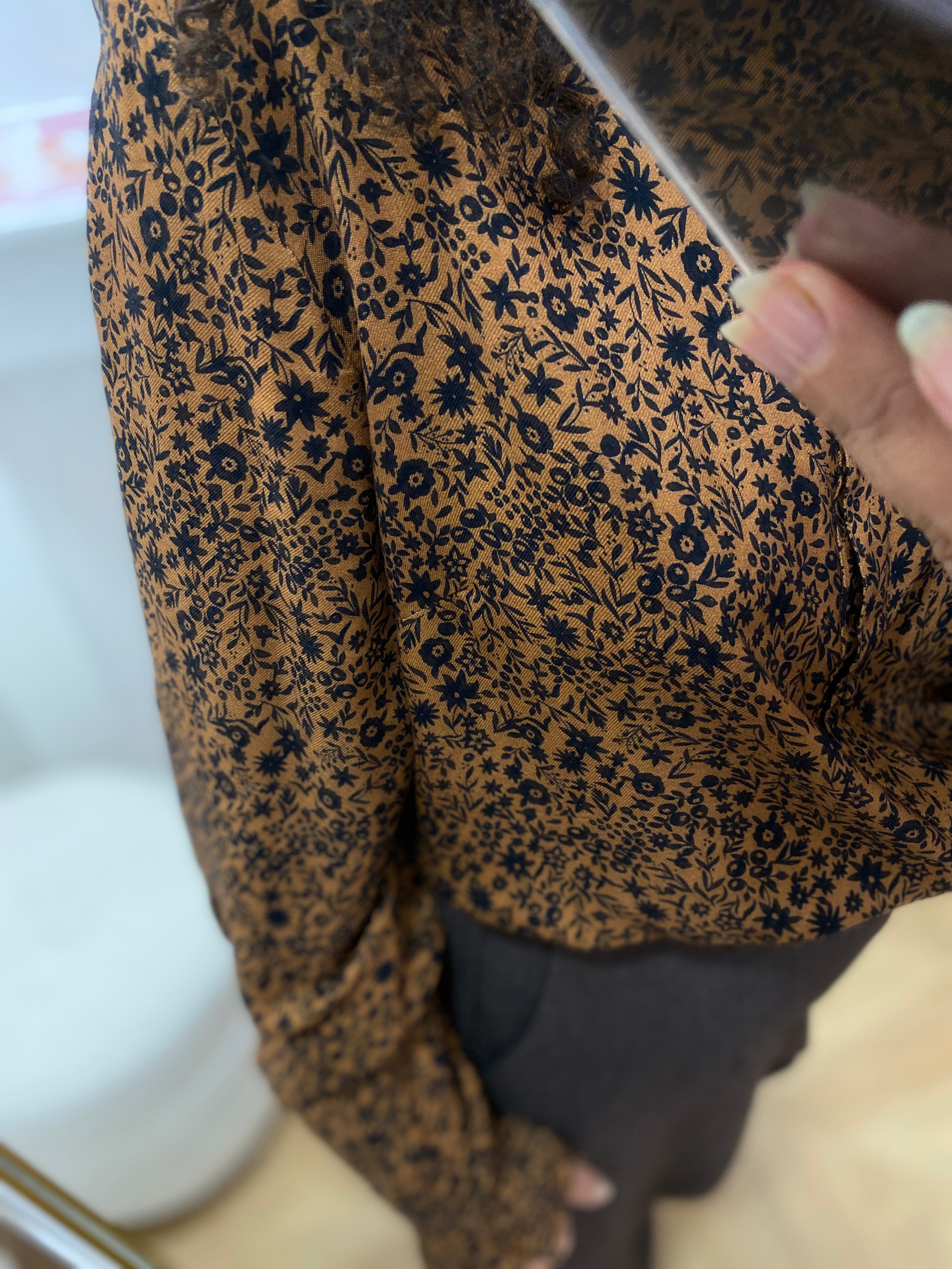 Chemise à imprimé floral C'EST BEAU LA VIE – gros plan sur le motif floral camel et bleu marine