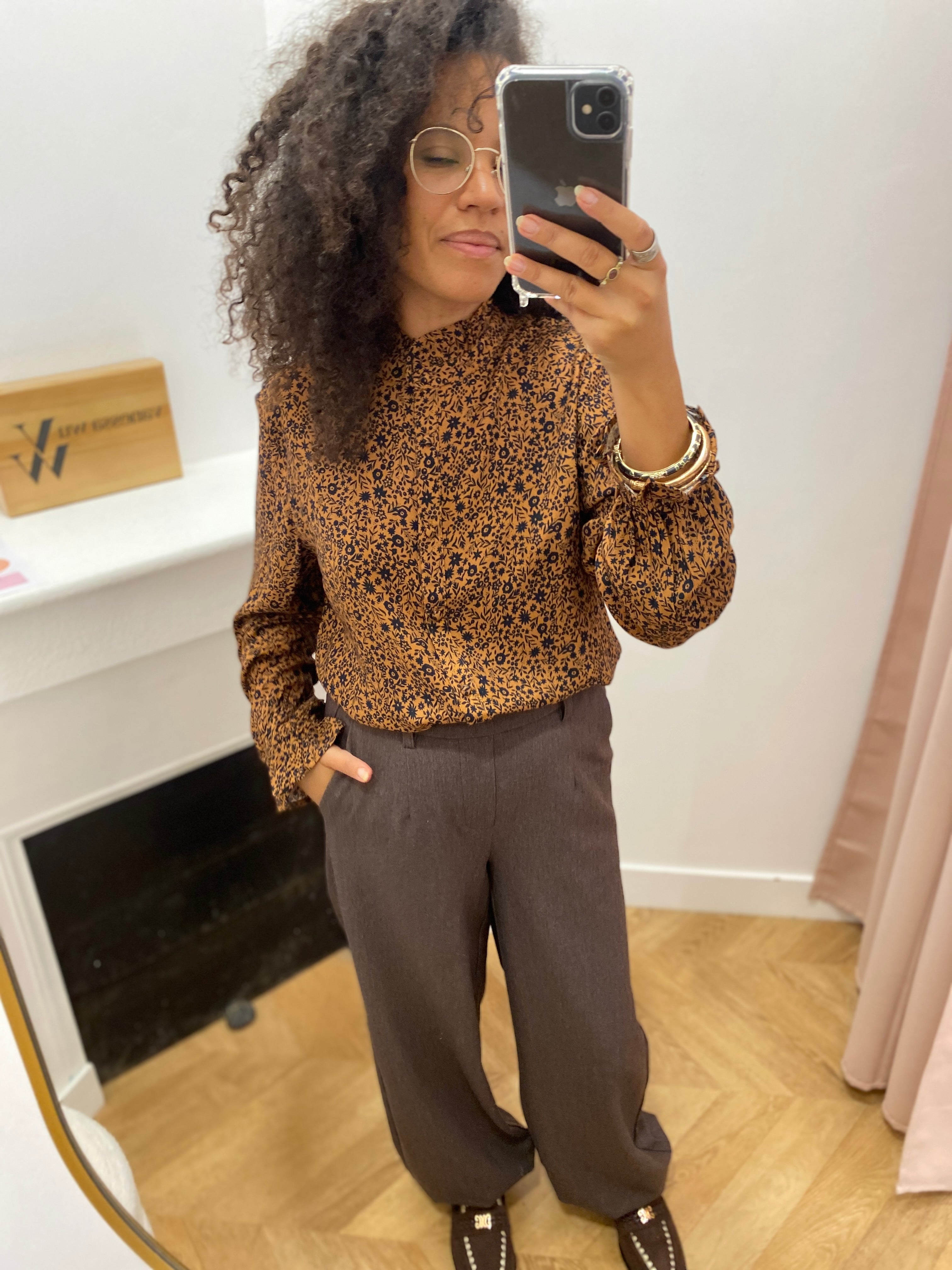 Chemise à imprimé floral C'EST BEAU LA VIE – vue portée en silhouette complète