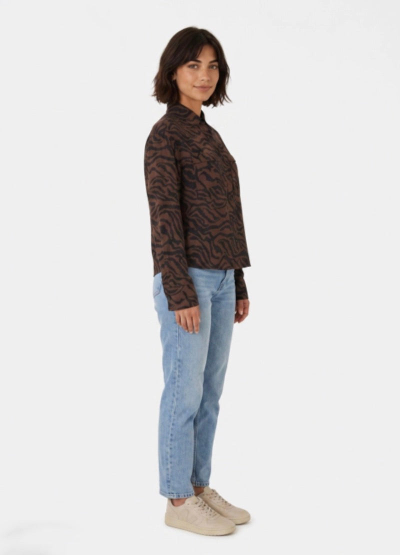 Chemisier Zebra Lola Espeleta marron – porté de profil avec jean