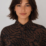 Chemisier Zebra Lola Espeleta marron – détail col, boutons et poches poitrine