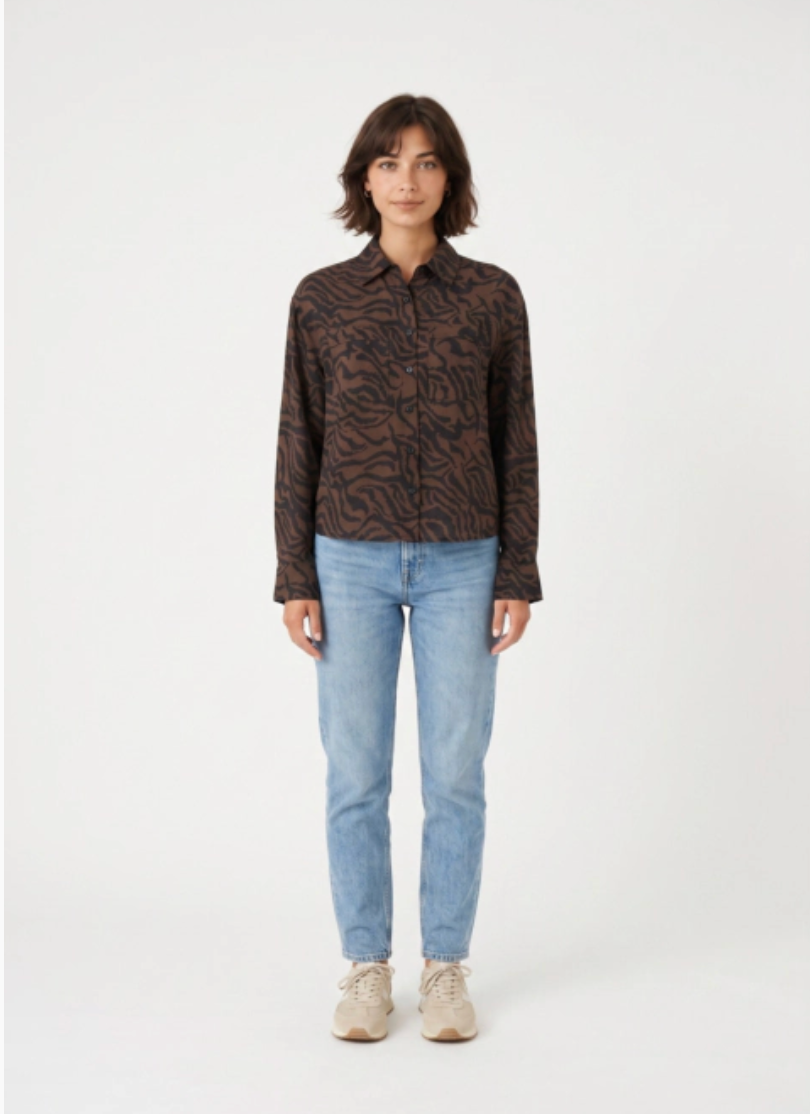 Chemisier Zebra Lola Espeleta marron – silhouette portée de face avec jean