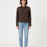 Chemisier Zebra Lola Espeleta marron – silhouette portée de face avec jean