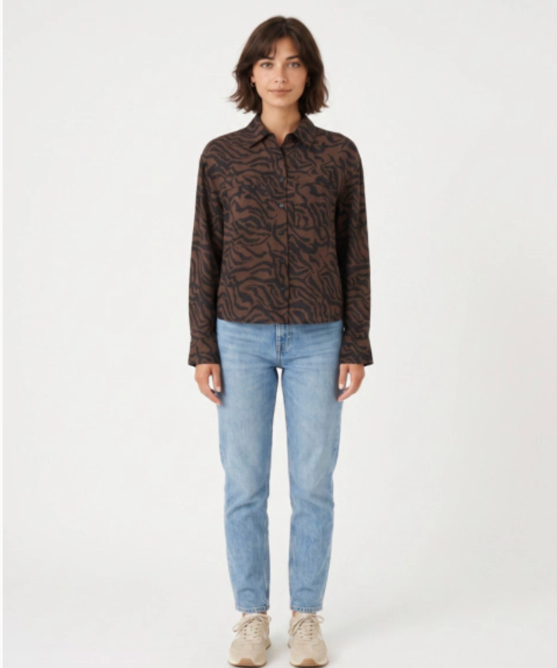 Chemisier Zebra Lola Espeleta marron – silhouette portée de face avec jean