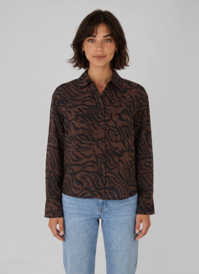 Chemisier Zebra Lola Espeleta marron – porté de face et imprimé animalier