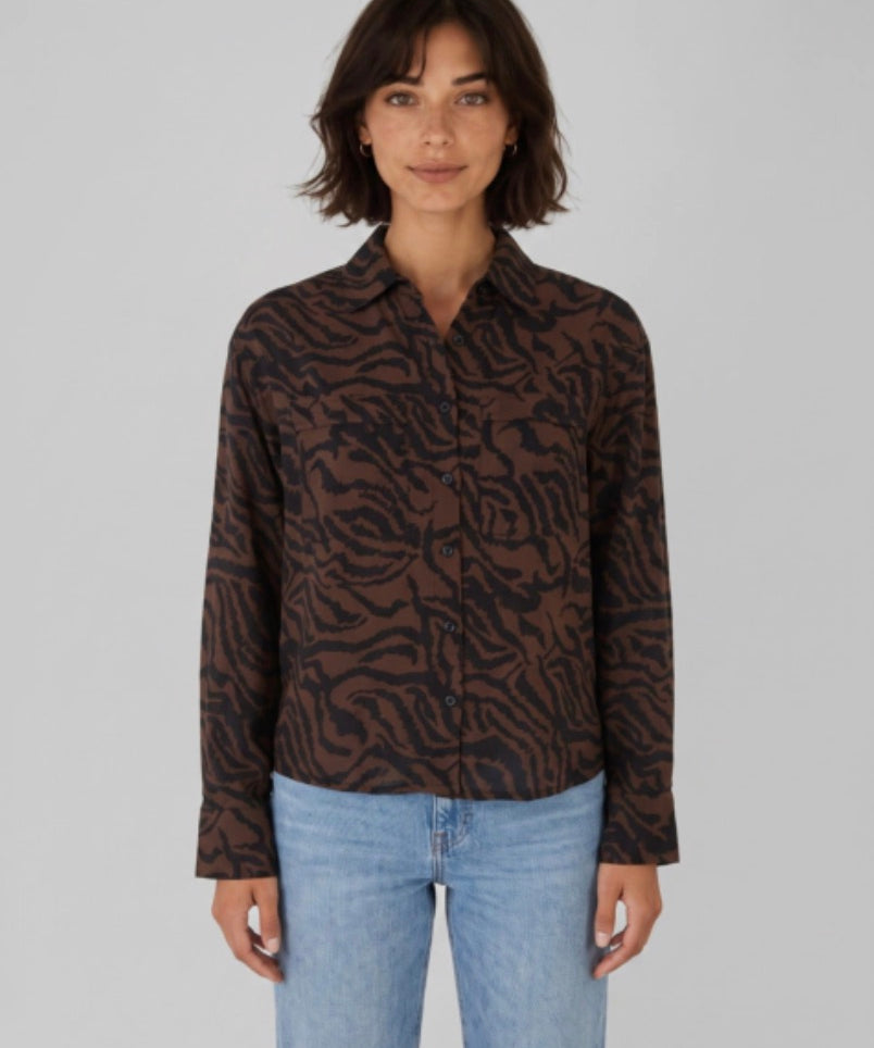 Chemisier Zebra Lola Espeleta marron – porté de face et imprimé animalier