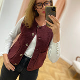 Gilet duveteux Viada VILA bordeaux – détail porté Lora